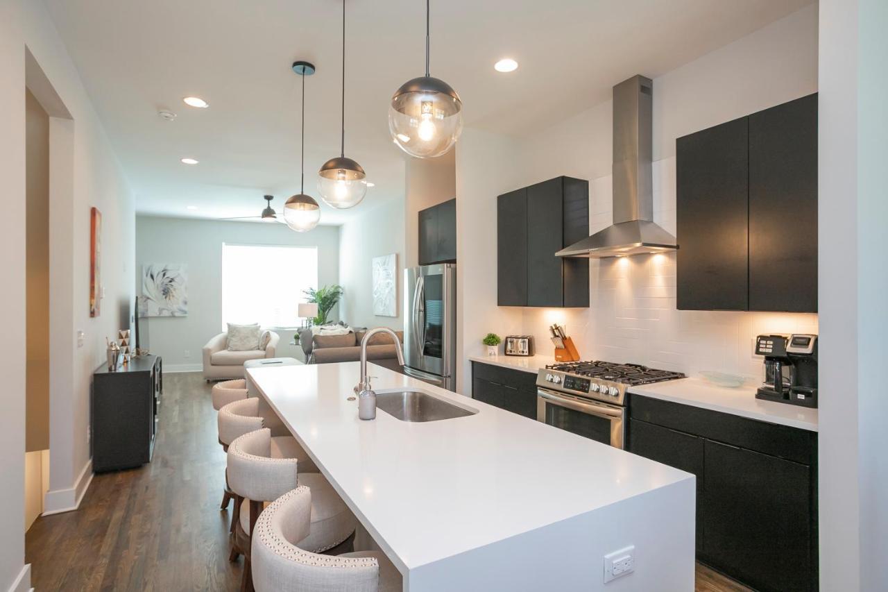 Luxury Townhome Skyline Views Mins To Dt Holiday home *
