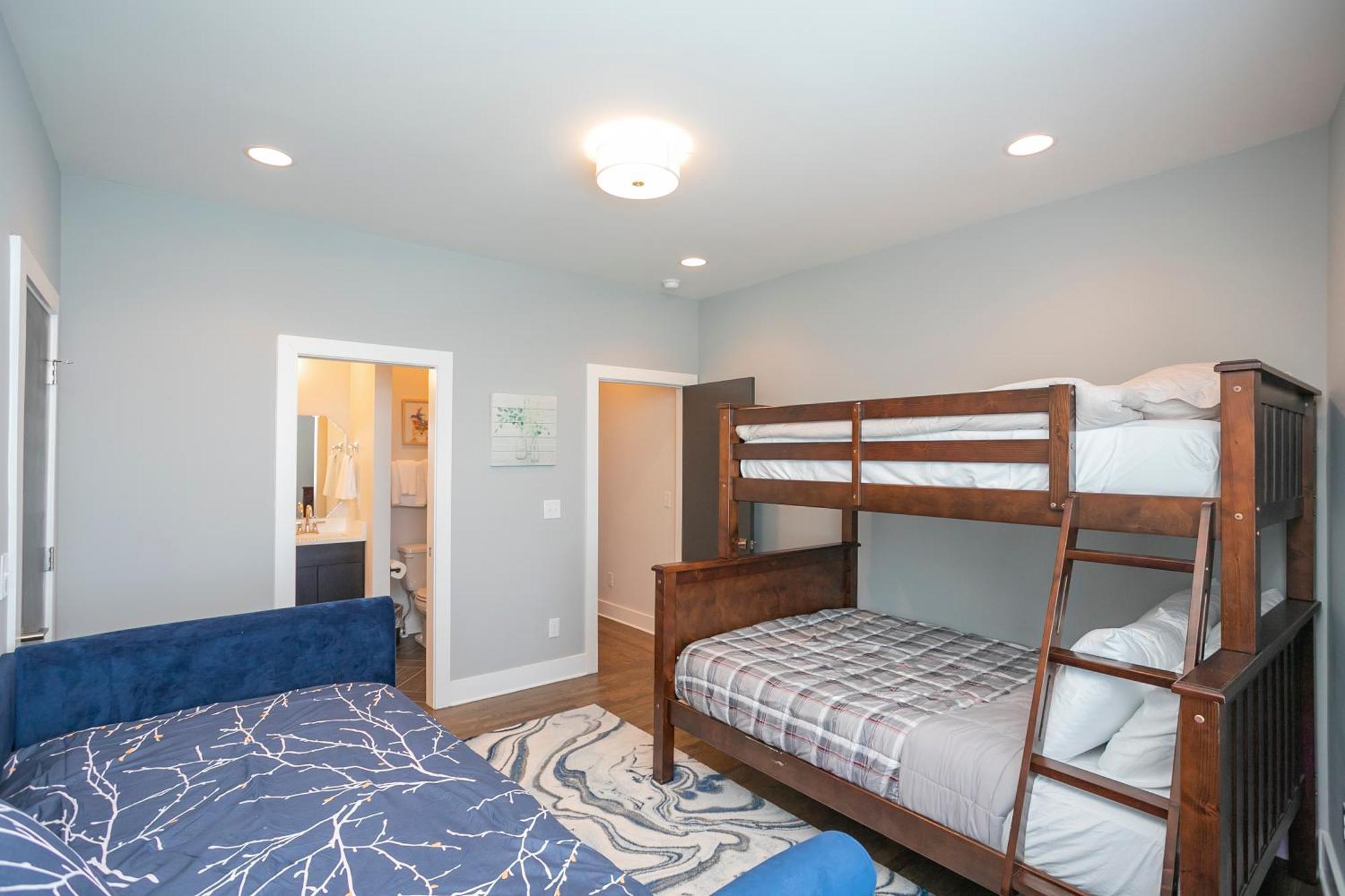 Luxury Townhome Skyline Views Mins To Dt Nashville