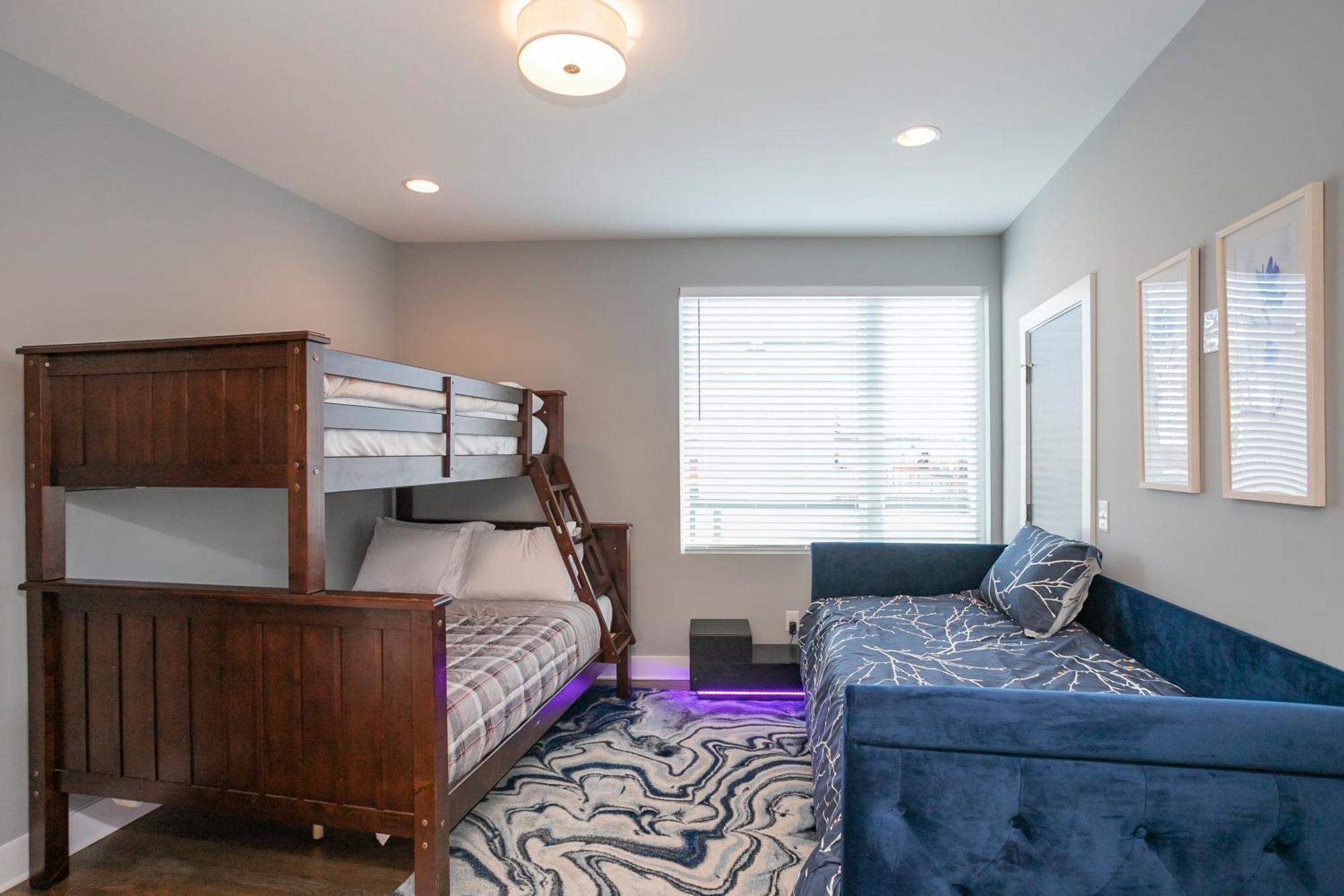 Luxury Townhome Skyline Views Mins To Dt *