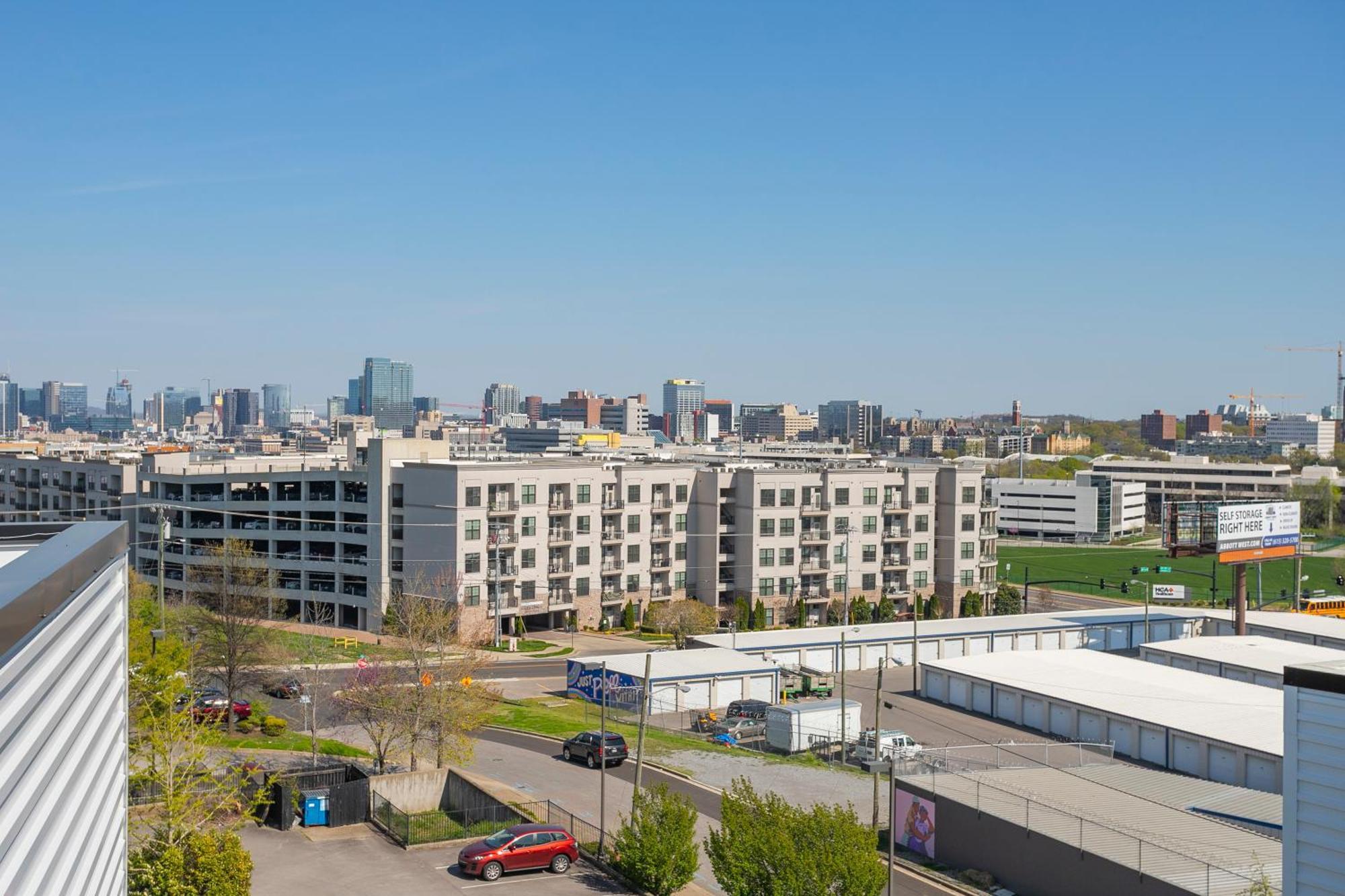Luxury Townhome Skyline Views Mins To Dt Holiday home