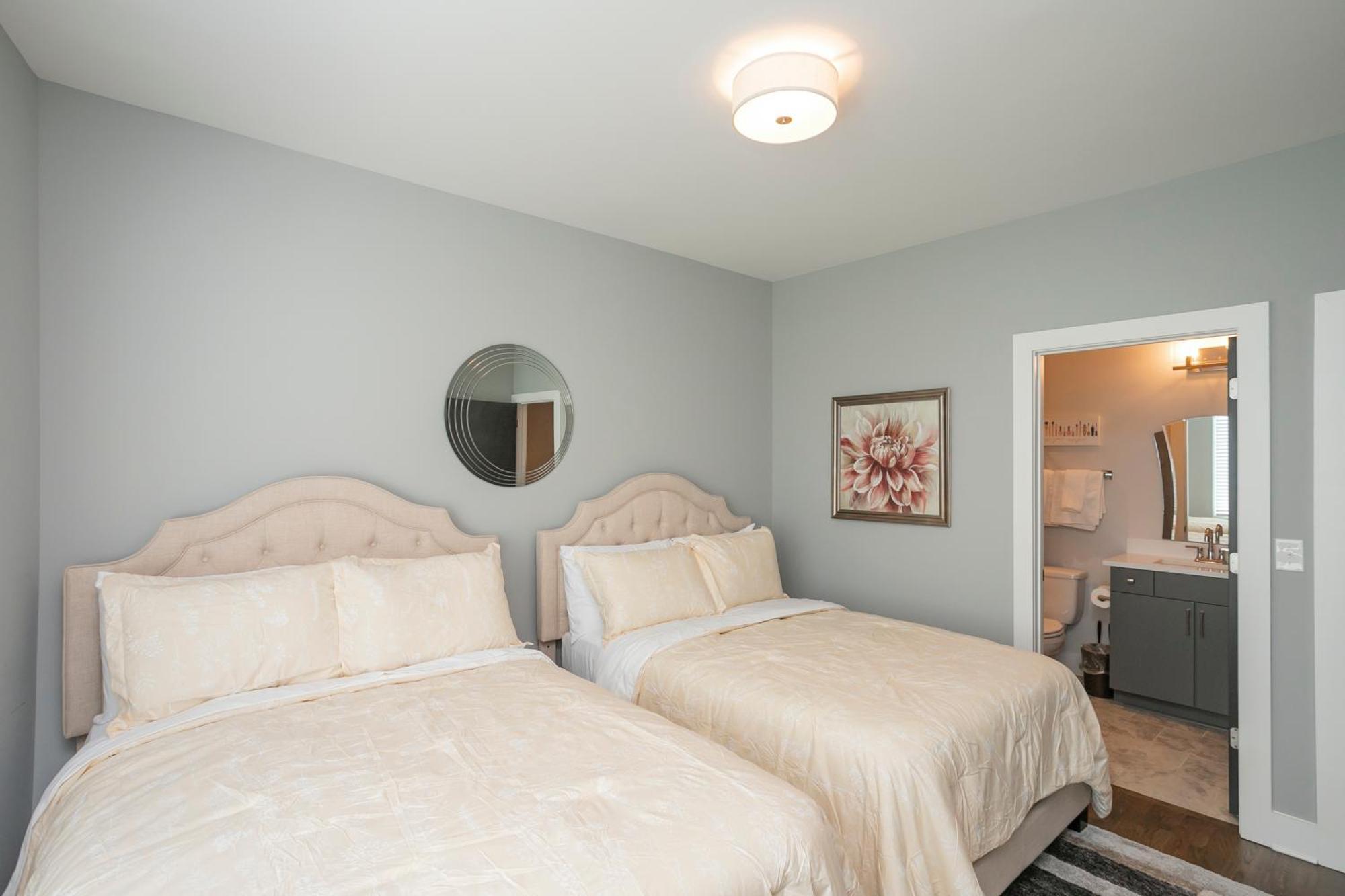 Luxury Townhome Skyline Views Mins To Dt Holiday home *