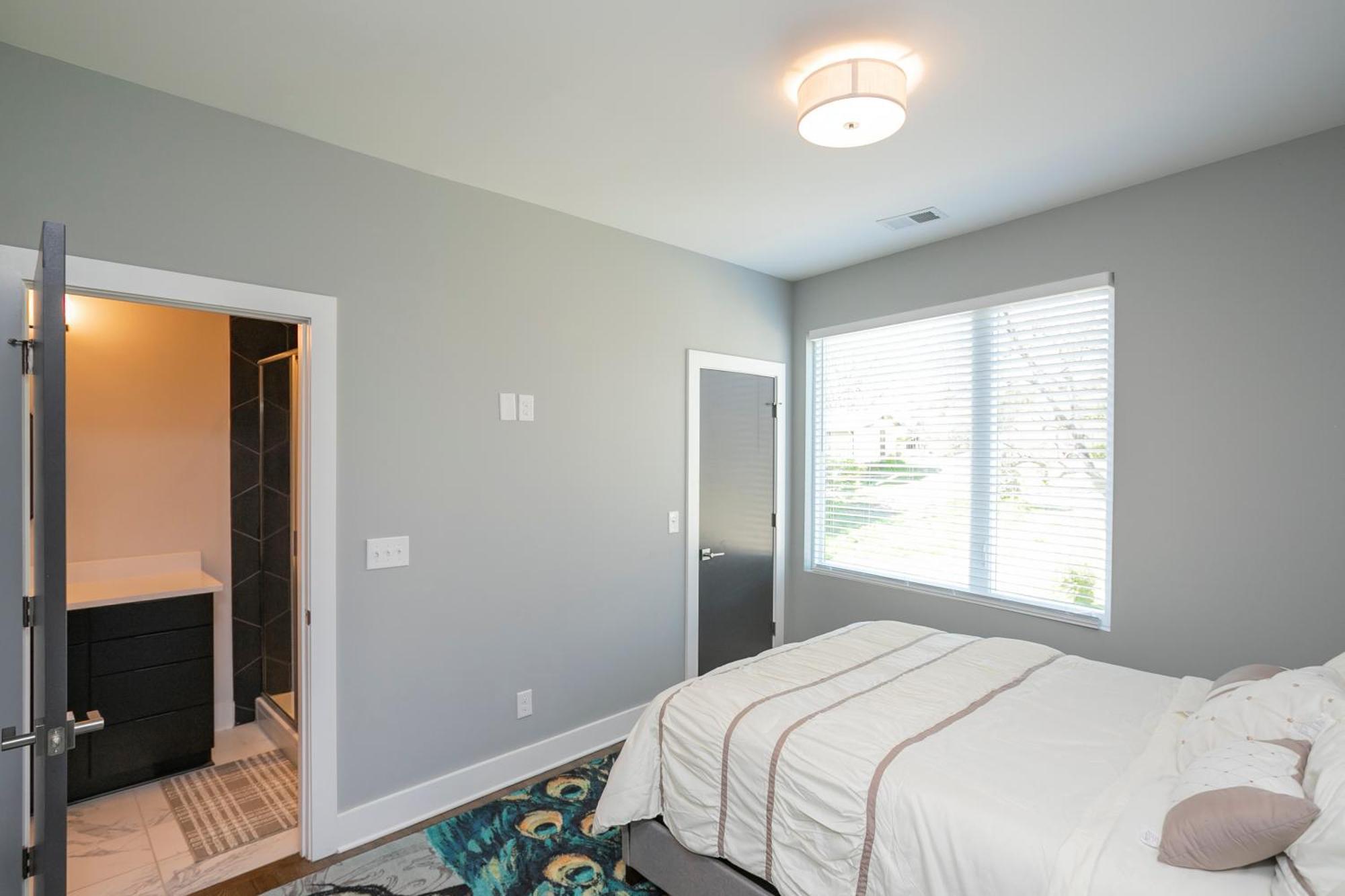 Luxury Townhome Skyline Views Mins To Dt Holiday home *