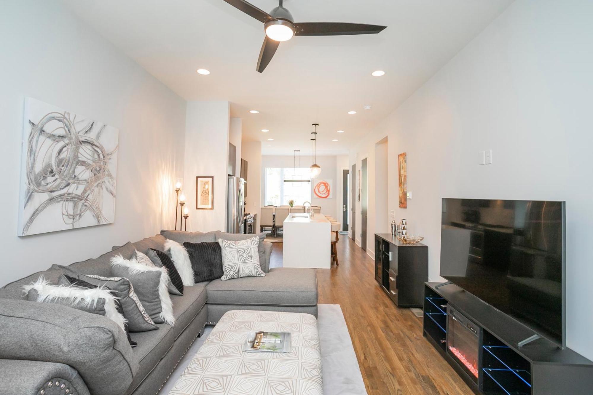 Luxury Townhome Skyline Views Mins To Dt Holiday home *