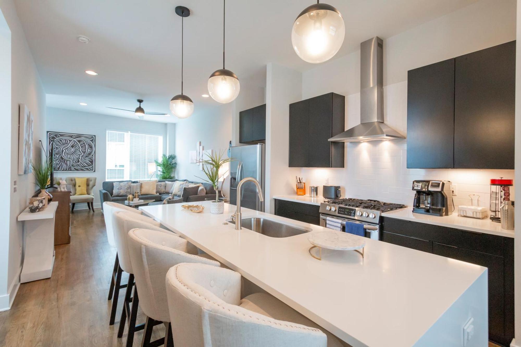 Luxury Townhome Skyline Views Mins To Dt Nashville