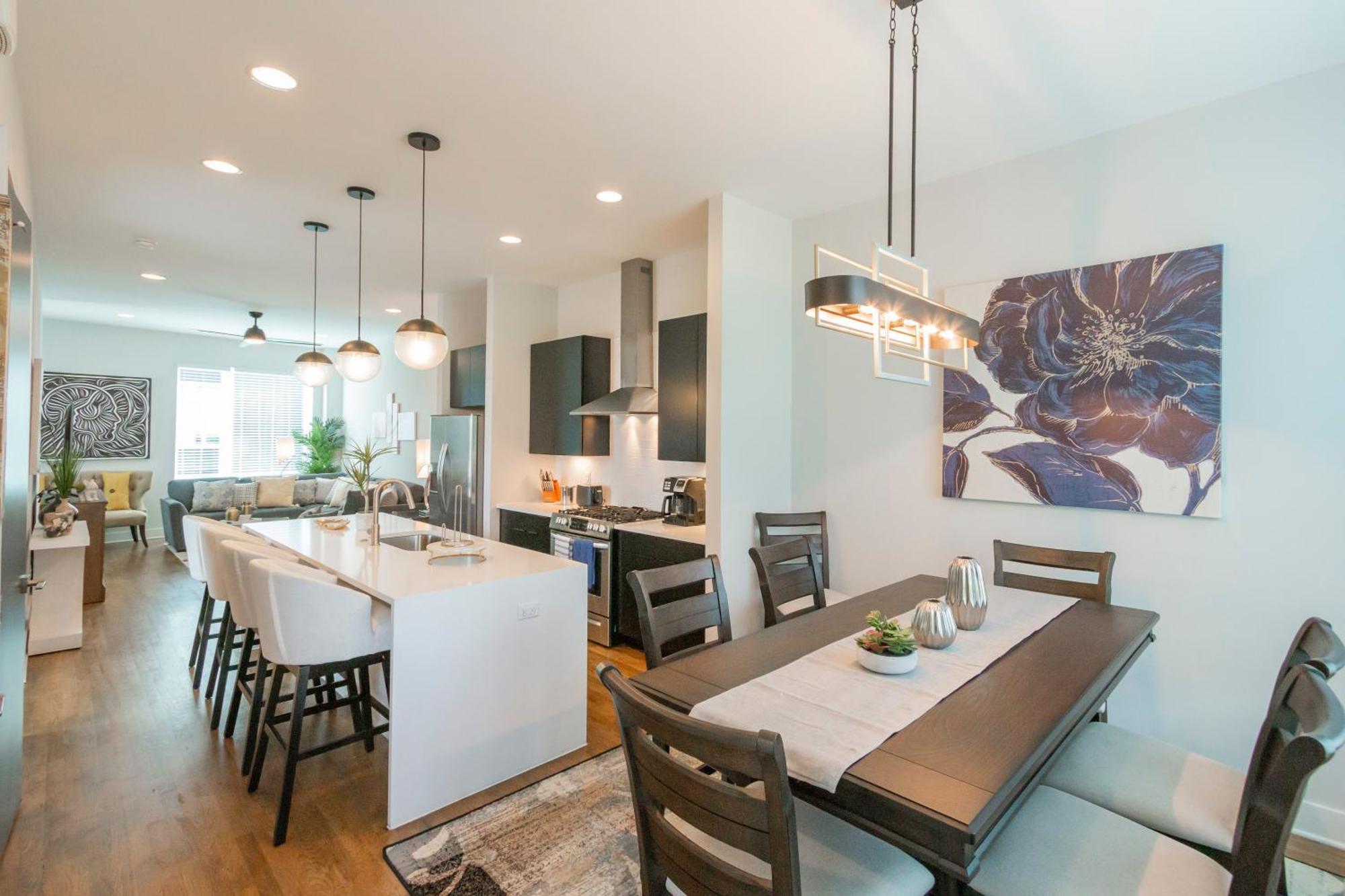 Luxury Townhome Skyline Views Mins To Dt Holiday home