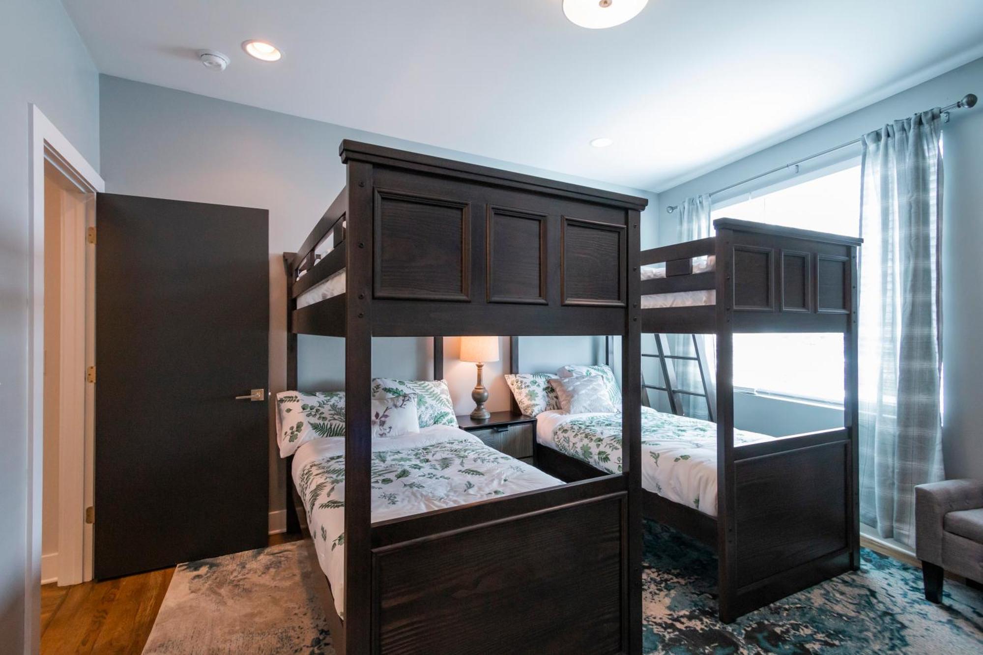 Luxury Townhome Skyline Views Mins To Dt Nashville