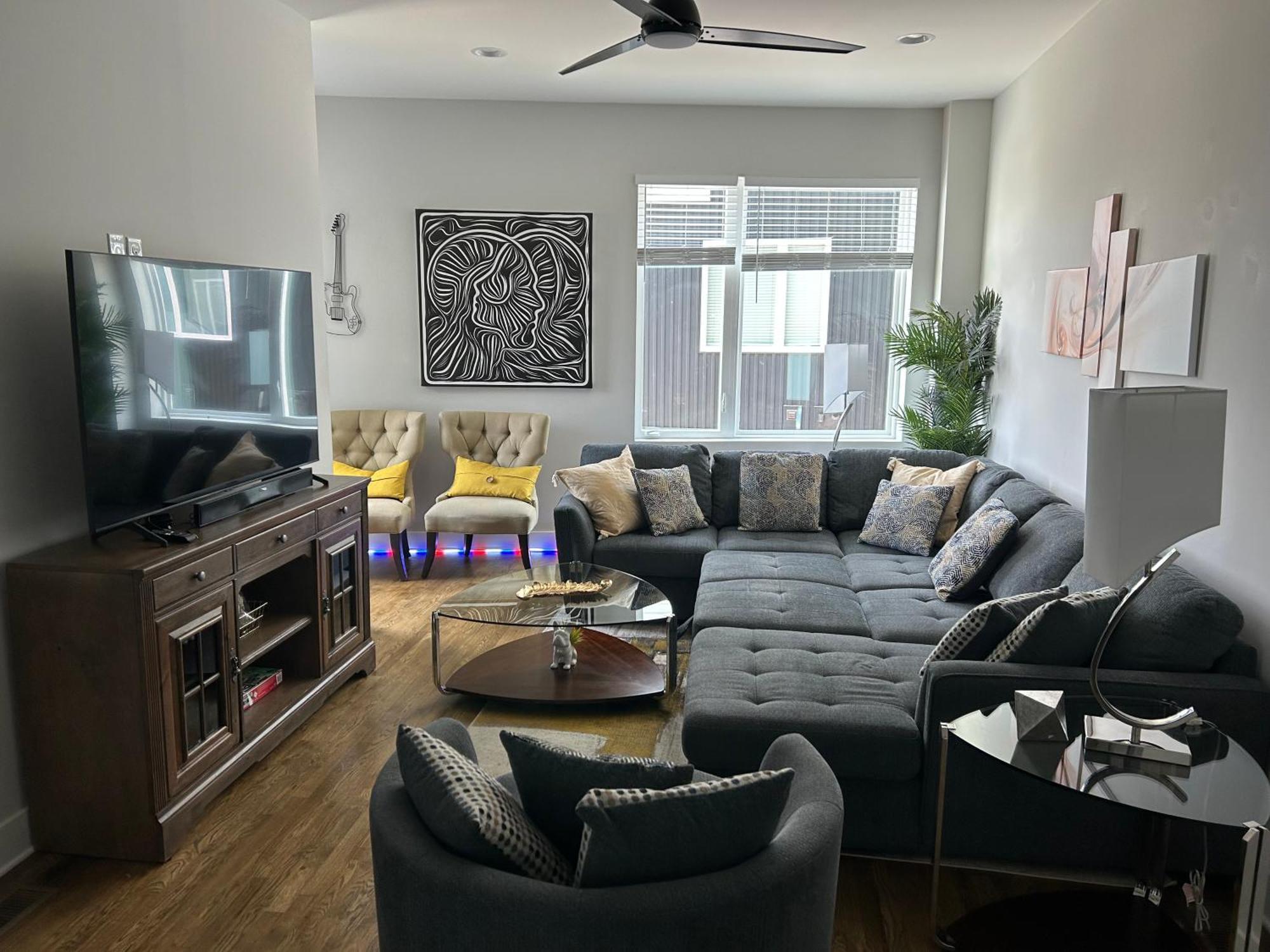 Luxury Townhome Skyline Views Mins To Dt Nashville